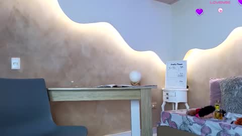 K L O E online show from 8, 10, 2025