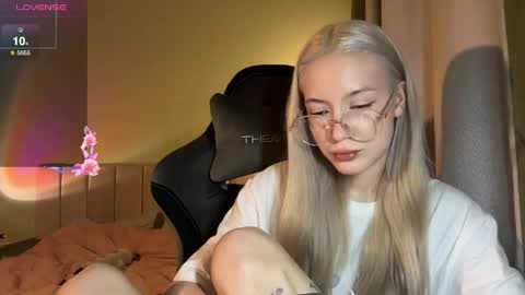 Snapshot of kvetapin chatting on 4, 6, 2026 Bella and Alexandra online show from 4, 6, 2026