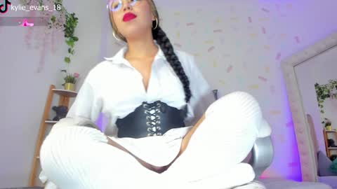 Snapshot of kylie_evans_18 chatting on 13, 1, 2025 Kylie online show from 13, 1, 2025