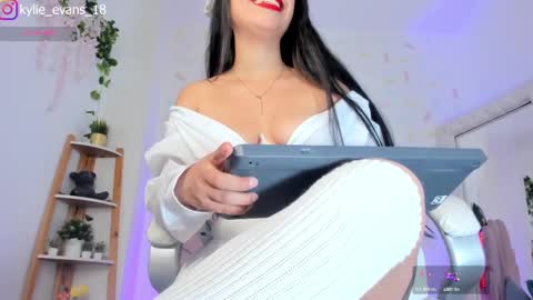 Snapshot of kylie_evans_18 chatting on 2, 3, 2025 Kylie online show from 2, 3, 2025