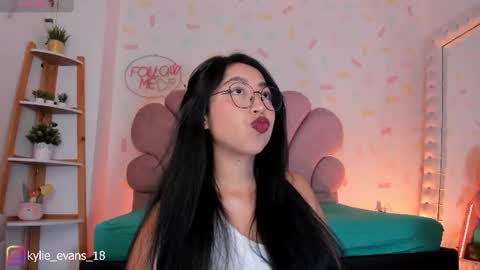 Snapshot of kylie_evans_18 chatting on 5, 7, 2026 Kylie online show from 5, 7, 2026