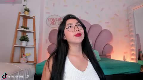 Snapshot of kylie_evans_18 chatting on 16, 7, 2026 Kylie online show from 16, 7, 2026
