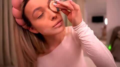 Snapshot of kyliejoyce chatting on 18, 4, 2026 Kylie online show from 18, 4, 2026