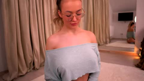 Snapshot of kyliejoyce chatting on 19, 5, 2026 Kylie online show from 19, 5, 2026