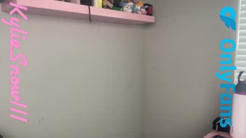 Snapshot of kyliesnowxxx chatting on 17, 6, 2026 Kylie Snow online show from 17, 6, 2026