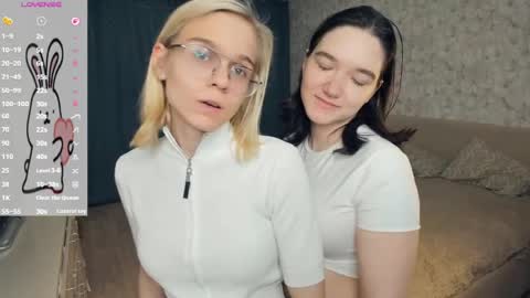 Snapshot of lacyedison chatting on 5, 5, 2026 Violet and Isabel online show from 5, 5, 2026