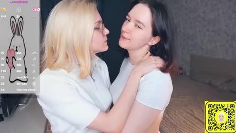 Snapshot of lacyedison chatting on 10, 6, 2026 Violet and Isabel online show from 10, 6, 2026