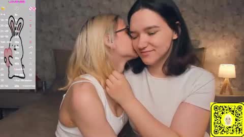 Snapshot of lacyedison chatting on 20, 6, 2026 Violet and Isabel online show from 20, 6, 2026