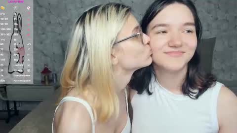 Snapshot of lacyedison chatting on 28, 7, 2026 Violet and Isabel online show from 28, 7, 2026