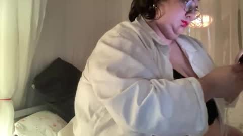 Snapshot of lagrandeamoureuse2 chatting on 2, 4, 2026 La Grande Amoureuse online show from 2, 4, 2026