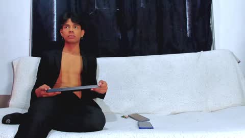 Laisy fox online show from 2, 1, 2025