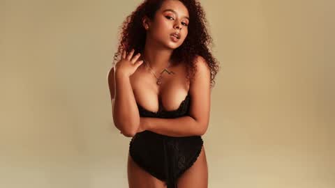 Snapshot of lara_jones_ chatting on 31, 12, 2024 Lara online show from 31, 12, 2024