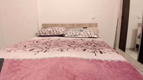 Lara online show from 2, 1, 2025