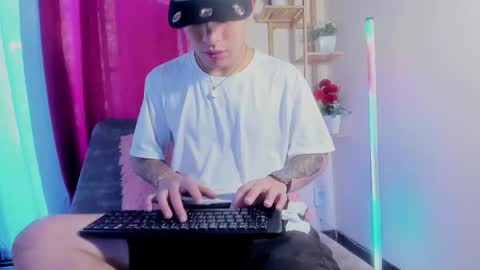 Snapshot of latiin_boy21 chatting on 8, 11, 2025 latiin_boy21 online show from 8, 11, 2025