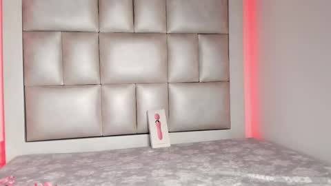 laura__js_ online show from 28, 11, 2025