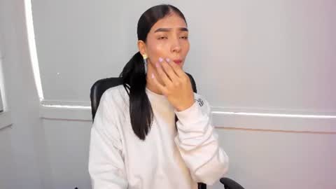 Snapshot of laura_aristizabal_19 chatting on 5, 7, 2026 Laura online show from 5, 7, 2026