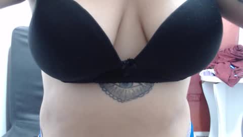  Laura  online show from 22, 10, 2025