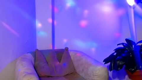 laura_pink01 online show from 5, 2, 2025