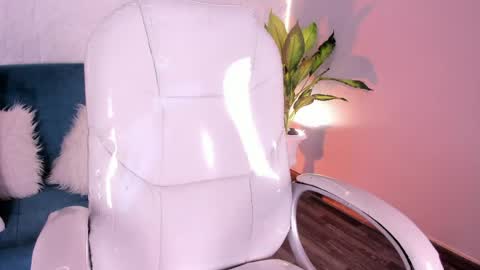 Snapshot of lauracarther chatting on 21, 4, 2026 LauraCarther online show from 21, 4, 2026