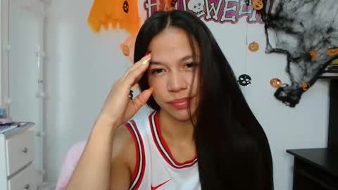 lauracb          online show from 19, 10, 2025