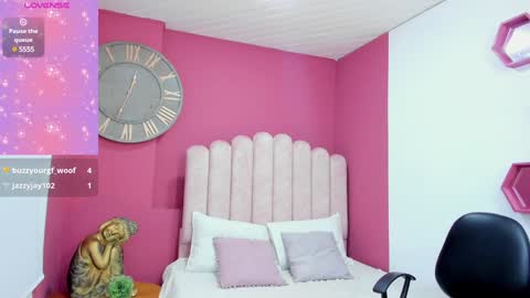 Laura Glowing online show from 31, 1, 2025