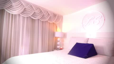 Lauren Saenz online show from 22, 1, 2025