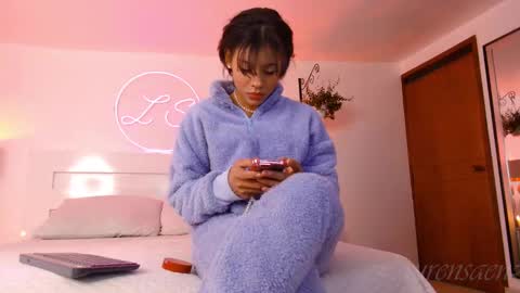 Lauren Saenz online show from 23, 1, 2025