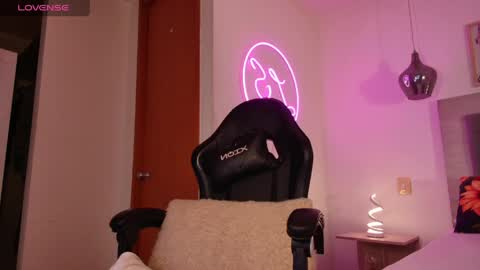 Lauren Saenz online show from 18, 4, 2026