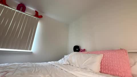 Layla online show from 6, 4, 2026