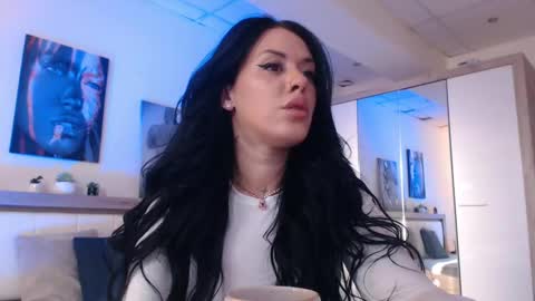 laylacruz online show from 5, 3, 2025