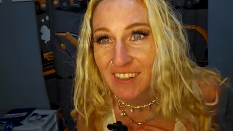 Snapshot of laylalucks chatting on 22, 10, 2025 laylalucks online show from 22, 10, 2025