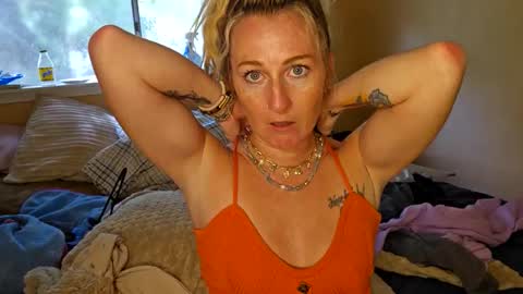 Snapshot of laylalucks chatting on 22, 10, 2025 laylalucks online show from 22, 10, 2025
