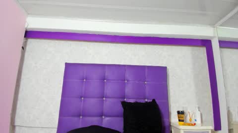 leamoreau__ online show from 21, 10, 2025