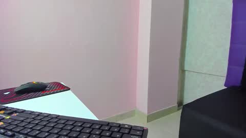 leamoreau__ online show from 2, 11, 2025