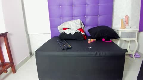 leamoreau__ online show from 6, 11, 2025