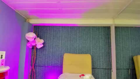 leamoreau__ online show from 21, 12, 2025