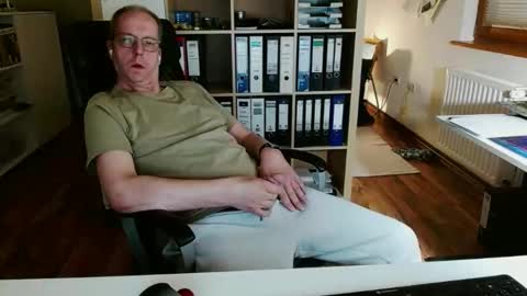 Snapshot of lefti27 chatting on 26, 4, 2026 Dave online show from 26, 4, 2026