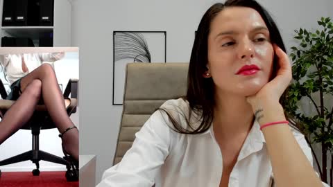 Snapshot of legswattitude chatting on 4, 12, 2024 Elle online show from 4, 12, 2024