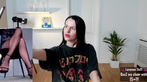 Snapshot of legswattitude chatting on 4, 1, 2025 Elle online show from 4, 1, 2025