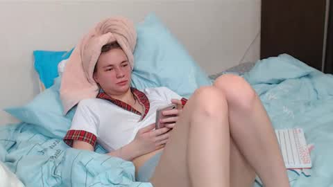 Snapshot of leila_bambi chatting on 13, 2, 2025 leila_bambi online show from 13, 2, 2025