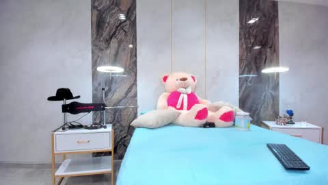 Lenathompson online show from 28, 2, 2025