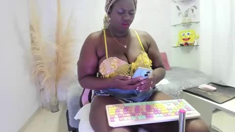 lesliee_brownn online show from 15, 10, 2025