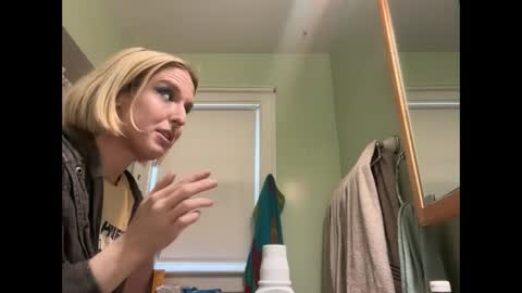 leslietheslut online show from 17, 9, 2025
