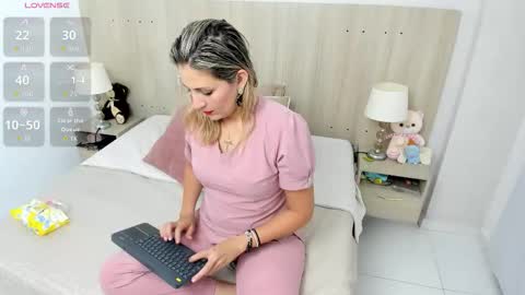 Lesly Santodomingo online show from 17, 11, 2025