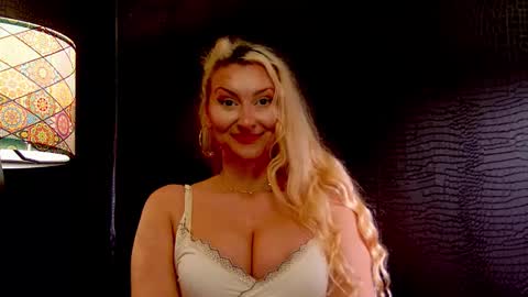 leticiareys online show from 25, 11, 2025