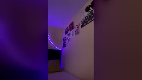 Snapshot of lia_queen610 chatting on 15, 12, 2025 Little Queen Lia online show from 15, 12, 2025