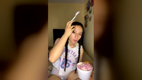 Snapshot of lia_queen610 chatting on 21, 12, 2025 Little Queen Lia online show from 21, 12, 2025