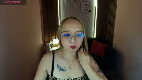 Snapshot of liaroberts1 chatting on 17, 6, 2026 Lia Roberts online show from 17, 6, 2026