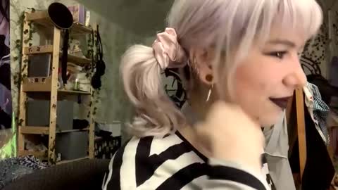 Snapshot of libbynading chatting on 12, 9, 2025 Lola online show from 12, 9, 2025