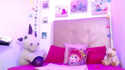 Snapshot of lili_roussi chatting on 12, 3, 2025 lili_roussi online show from 12, 3, 2025